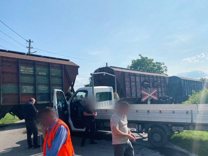 Пошкоджено авто і локомотив: у Луцьку за ДТП на переїзді покарали водія