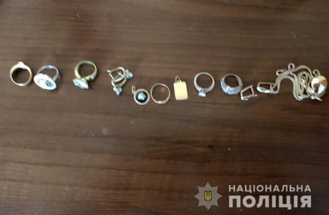 23-річна волинянка викрадала з будинків ювелірні вироби та гроші. ФОТО