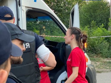 У Кривому Розі чоловік підірвав у дворі гранату: постраждало 3 поліцейських. ФОТО