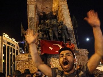 Громадяни Туреччині допомогли зупинити спробу військового перевороту. ФОТО