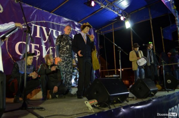 Щедрування на Євромайдані в Луцьку: фаєр-шоу, політичний вертеп і танці. ФОТО