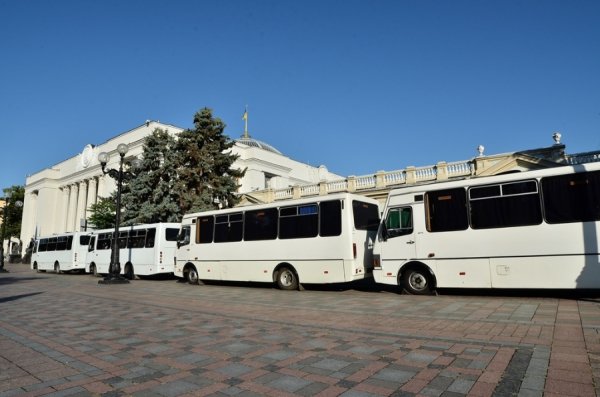 Раду посилено охороняють силовики. ФОТО
