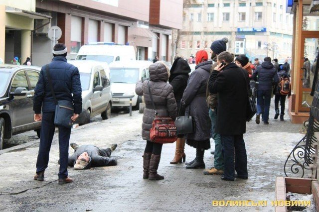 Чоловіка, який лежав на тротуарі в центрі Луцька, забрала швидка