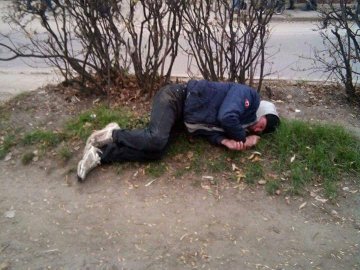 Міг замерзнути на смерть: луцькі муніципали врятували п'яного чоловіка, який спав у кущах. ФОТО
