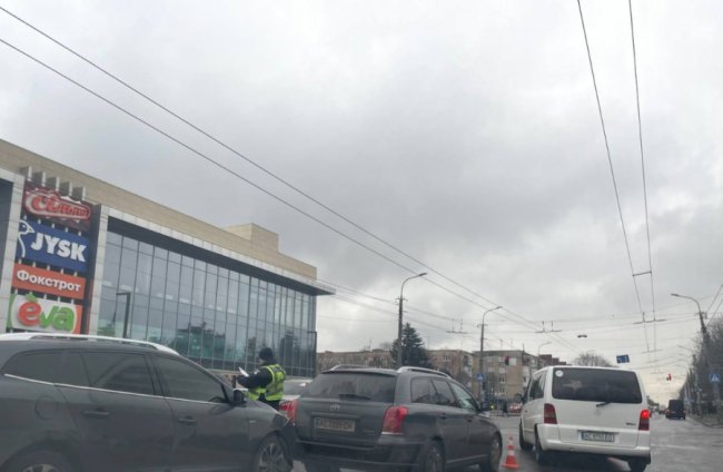 Біля луцького ТЦ трапилася аварія. ФОТО