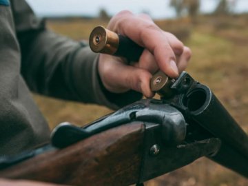Волинянин випадково вистрілив у свою падчерку з мисливської рушниці: жінка померла у «швидкій»