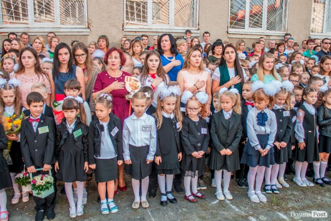Квіти, вітання та усміхнені першачки: у луцькій школі №9 пролунав перший дзвоник. ФОТО