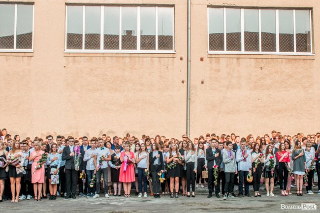 Квіти, вітання та усміхнені першачки: у луцькій школі №9 пролунав перший дзвоник. ФОТО