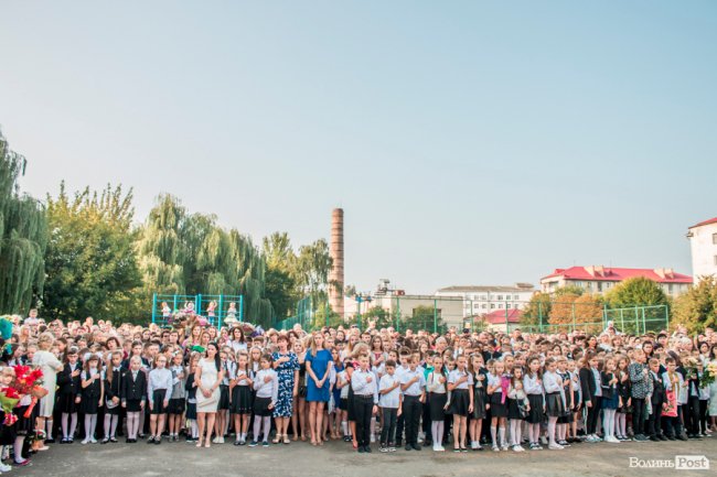 Квіти, вітання та усміхнені першачки: у луцькій школі №9 пролунав перший дзвоник. ФОТО