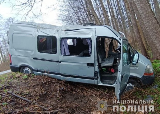 На Маневиччині авто злетіло у кювет, п'ятеро людей постраждали 