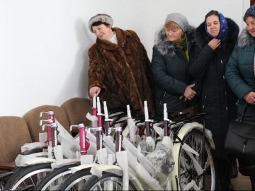 Соцпрацівникам волинської громади придбали новенькі велосипеди. ФОТО
