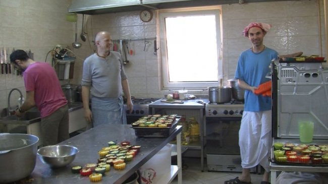 Пенсіонерка з Києва допомагає волонтерам у Луцьку. ФОТО. ВІДЕО