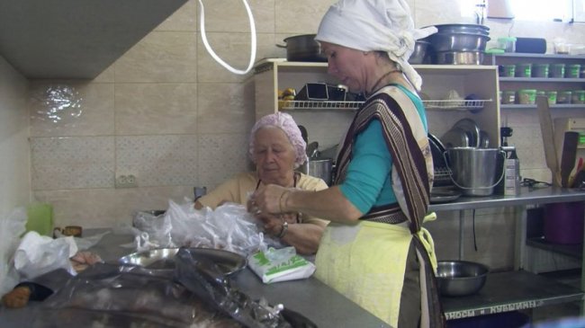 Пенсіонерка з Києва допомагає волонтерам у Луцьку. ФОТО. ВІДЕО