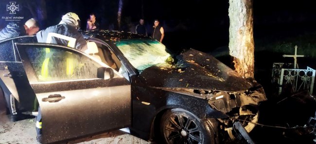 На Волині авто влетіло у дерево: водія деблокували рятувальники 