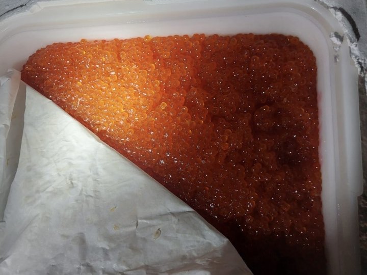 Через волинський кордон намагалися провезти майже центнер російської червоної ікри та крабового м’яса