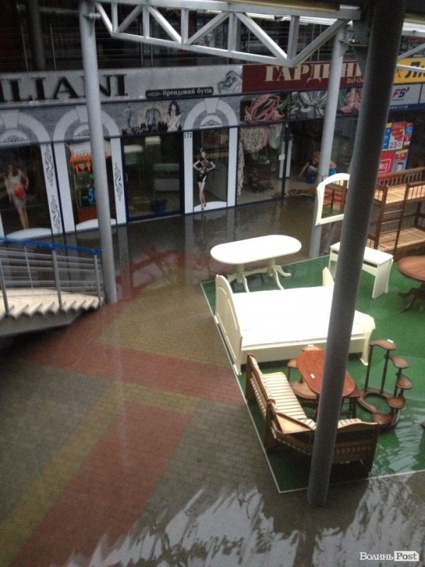 Через зливу у Луцьку люди «застрягли» у туалеті торгового центру, – очевидці. ФОТО