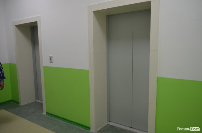 Кольорові стіни, ігрова кімната і басейн: луцька школа №27 зсередини. ФОТО