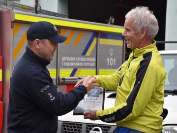 Швейцарський пожежник подарував авто луцьким рятувальникам