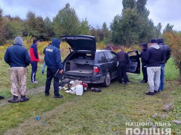 У селі поблизу Луцька зупинили автівку, «нашпиговану» наркотиками та пристроями до них