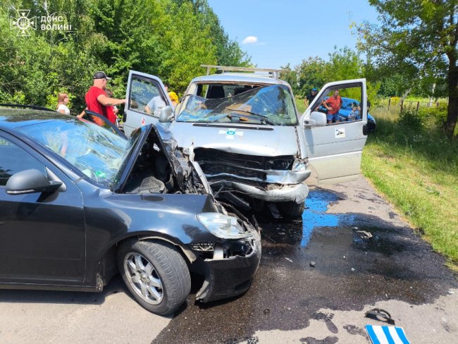 На Волині рятувальники після ДТП витягували з деформованого авто потерпілого