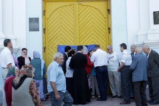Мітингувальники зірвали церковне богослужіння