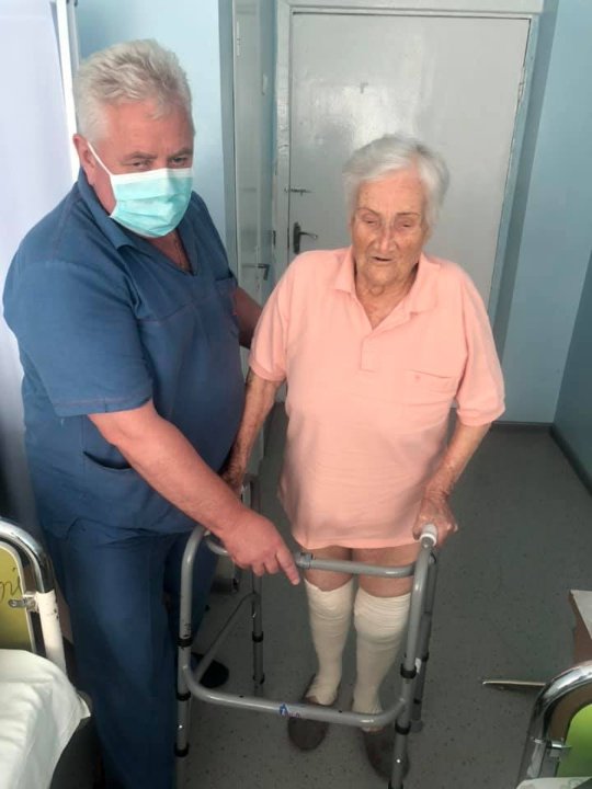 У луцькій лікарні 95-річній жінці замінили суглоби. ФОТО