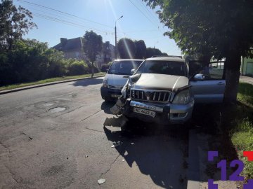 Аварія у Луцьку: дорогу не поділили бус і позашляховик. ФОТО. ВІДЕО