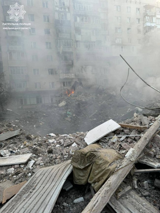 Хмельниччина:  з-під завалів врятували 21-річну дівчину, яка 1,5 години була на зв'язку телефоном