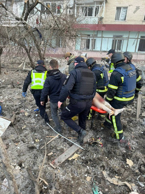 Хмельниччина:  з-під завалів врятували 21-річну дівчину, яка 1,5 години була на зв'язку телефоном