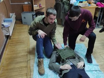 Луцьких школярів навчали зупиняти кровотечу