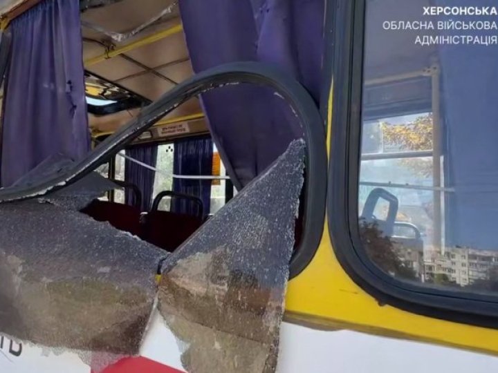 У Херсоні росіяни вдарили дроном по маршрутці: є загиблі
