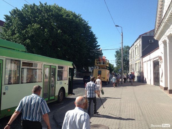 У центрі Луцька - знову тролейбусний колапс. ФОТО
