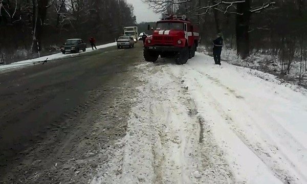 На трасі біля Ківерець перевернувся реанімобіль. ФОТО