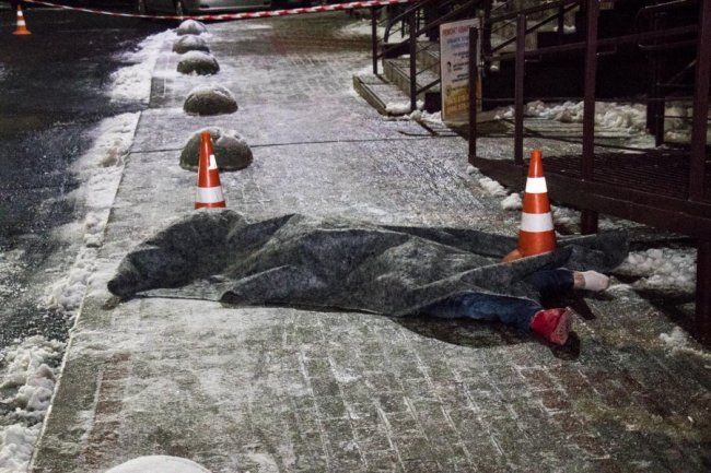 У Києві чоловік вистрибнув з вікна 19-поверхівки і ледь не вбив  перехожого