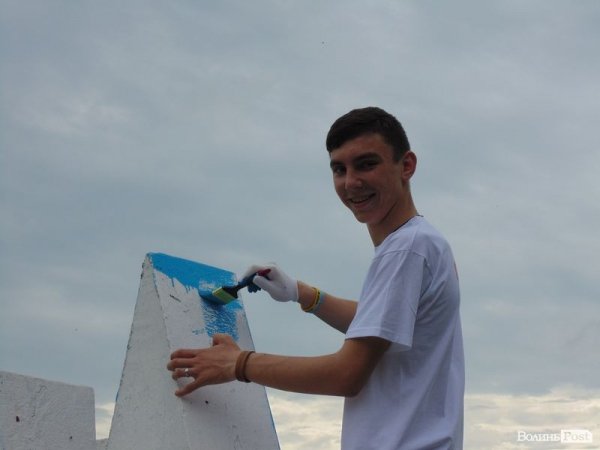 Під Луцьком патріотично розфарбували ще один в'їзний знак. ФОТО