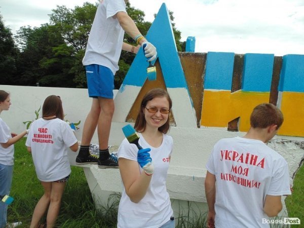 Під Луцьком патріотично розфарбували ще один в'їзний знак. ФОТО