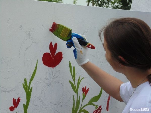 Під Луцьком патріотично розфарбували ще один в'їзний знак. ФОТО