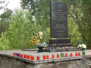 Депутати не погоджуються з написом на нововідкритому  меморіалі Голокосту