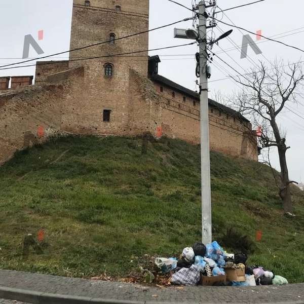 Лучани скидають сміття просто під замком. ФОТО