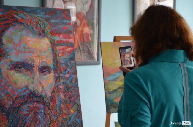 «Надихає саме життя»: у Луцьку відкрили яскраву виставку картин. ФОТО