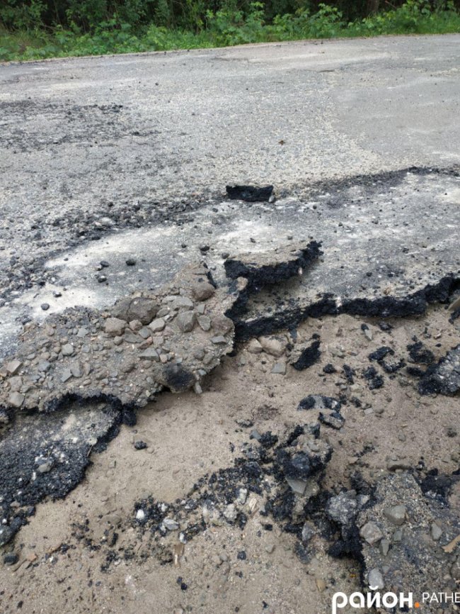 Покладений на Волині «свіжий» асфальт можна зняти руками.ФОТО, ВІДЕО