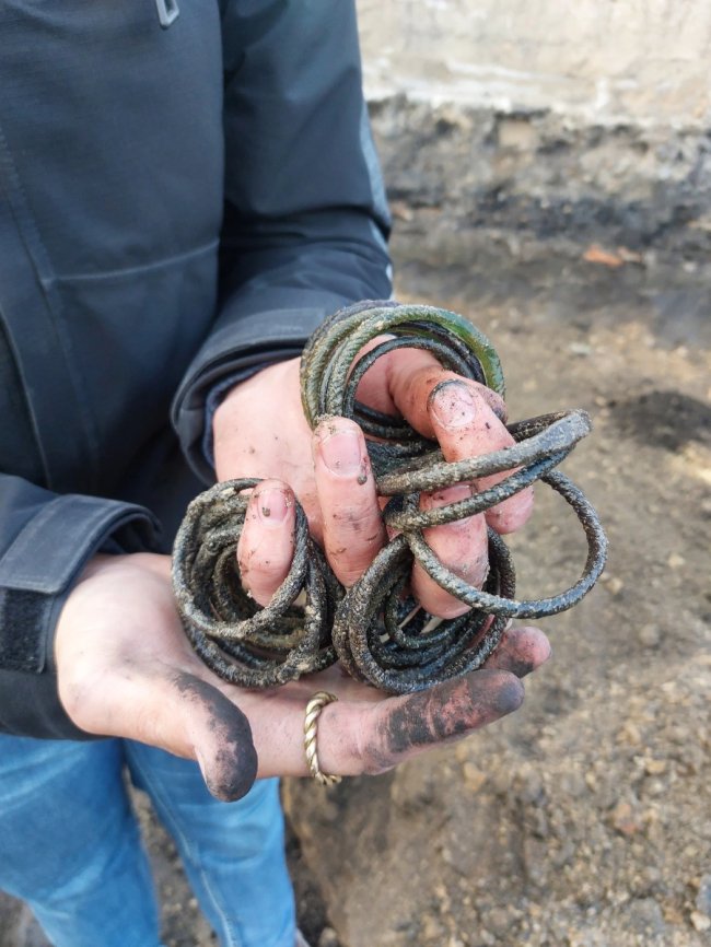 На Волині археологи знайшли схованку з прикрасами, яка пролежала в землі майже 800 років