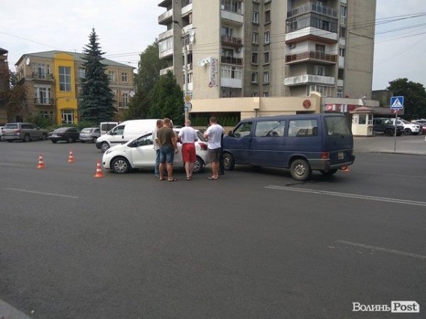 В центрі Луцька мікроавтобус «поцілував» Тойоту. ФОТО