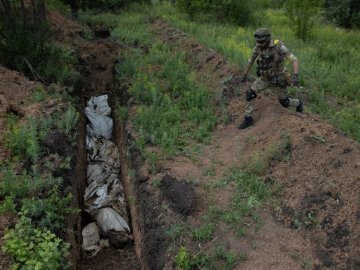 На околицях Лисичанська у відкритій братській могилі поховали 300 цивільних, –  New York Times