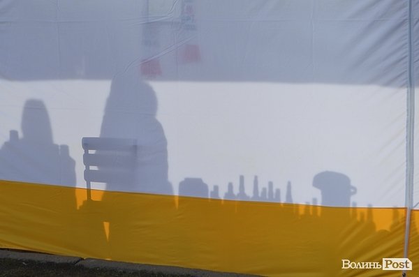 У центрі Луцька продають мед. ФОТО