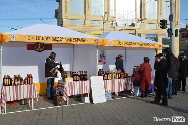 У центрі Луцька продають мед. ФОТО