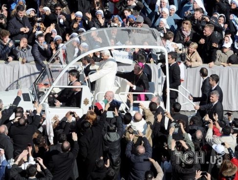 Бенедикт XVI попрощався з народом. ФОТО
