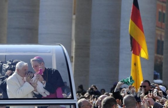 Бенедикт XVI попрощався з народом. ФОТО