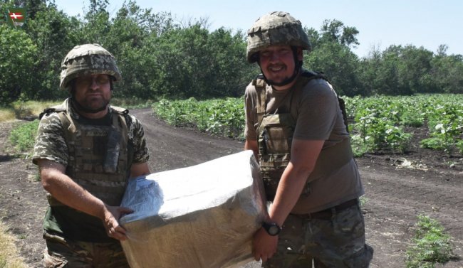 Бійцю волинської бригади на річницю одруження передали посилку від дружини