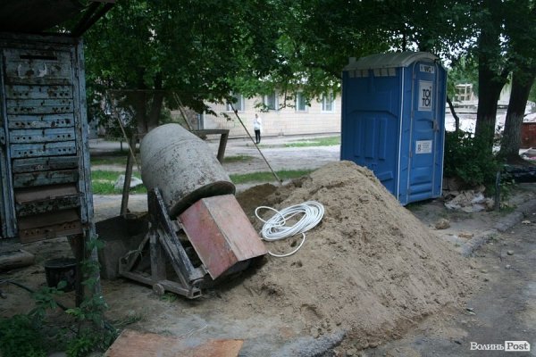 У Луцьку укріплюють обвалений будинок. ФОТО